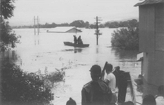 S47.7子吉川（救助を受ける住民）