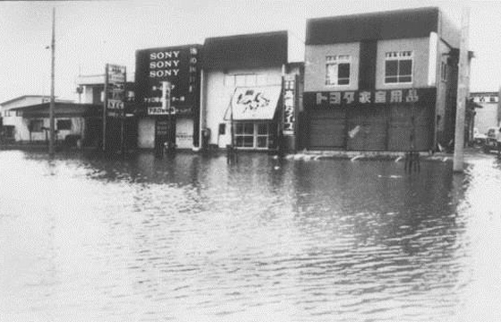 S55.4子吉川左支川大沢川（はん濫による市街地の浸水）